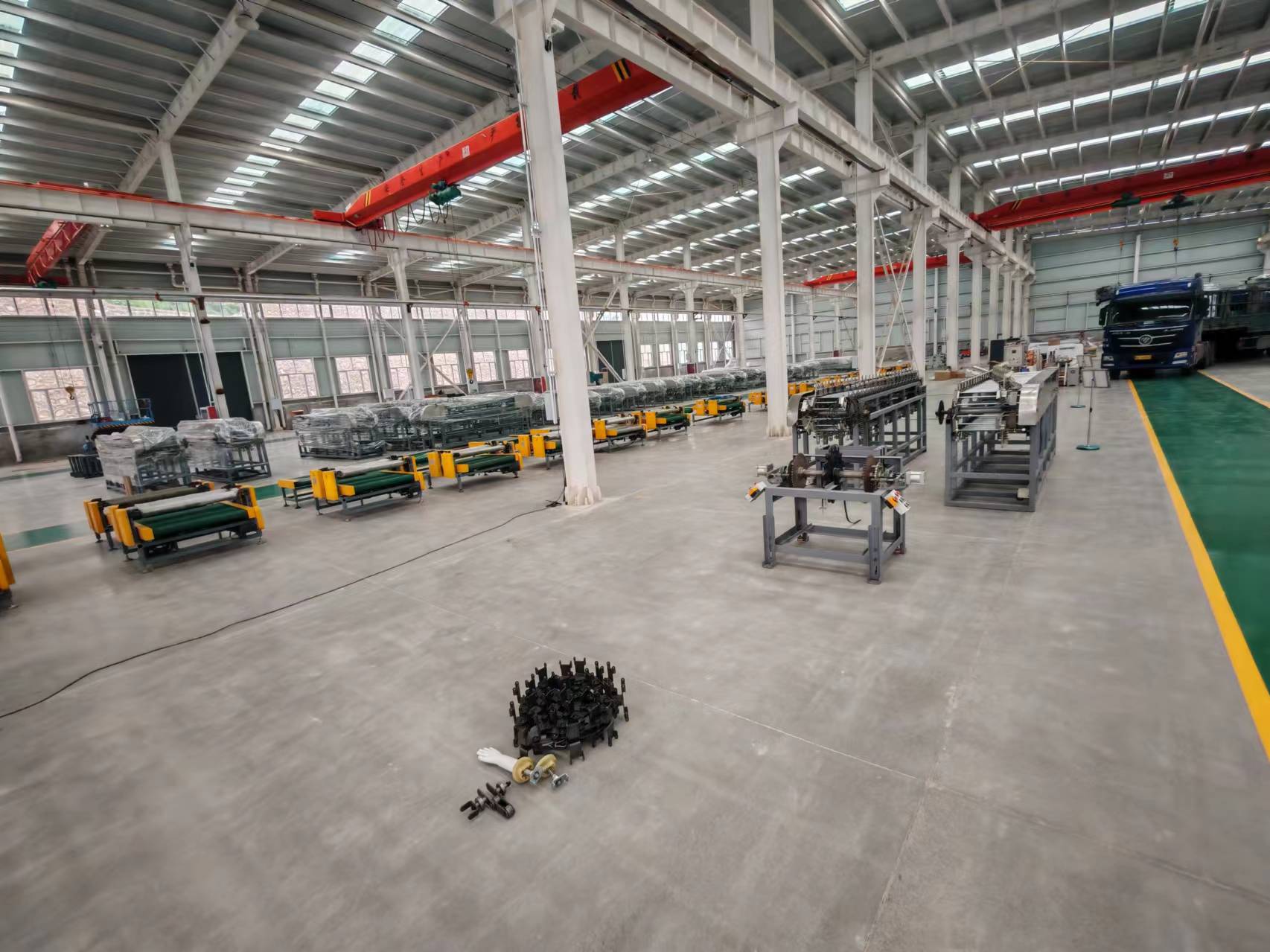 The relocation of Fengwang Technology Company's new factory is currently underway